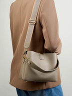 (V7661) New Trendy Large-Capacity Bucket Bag, Simple and Versatile, Made of Genuine Leather, with a Single Shoulder Strap for Carrying.
