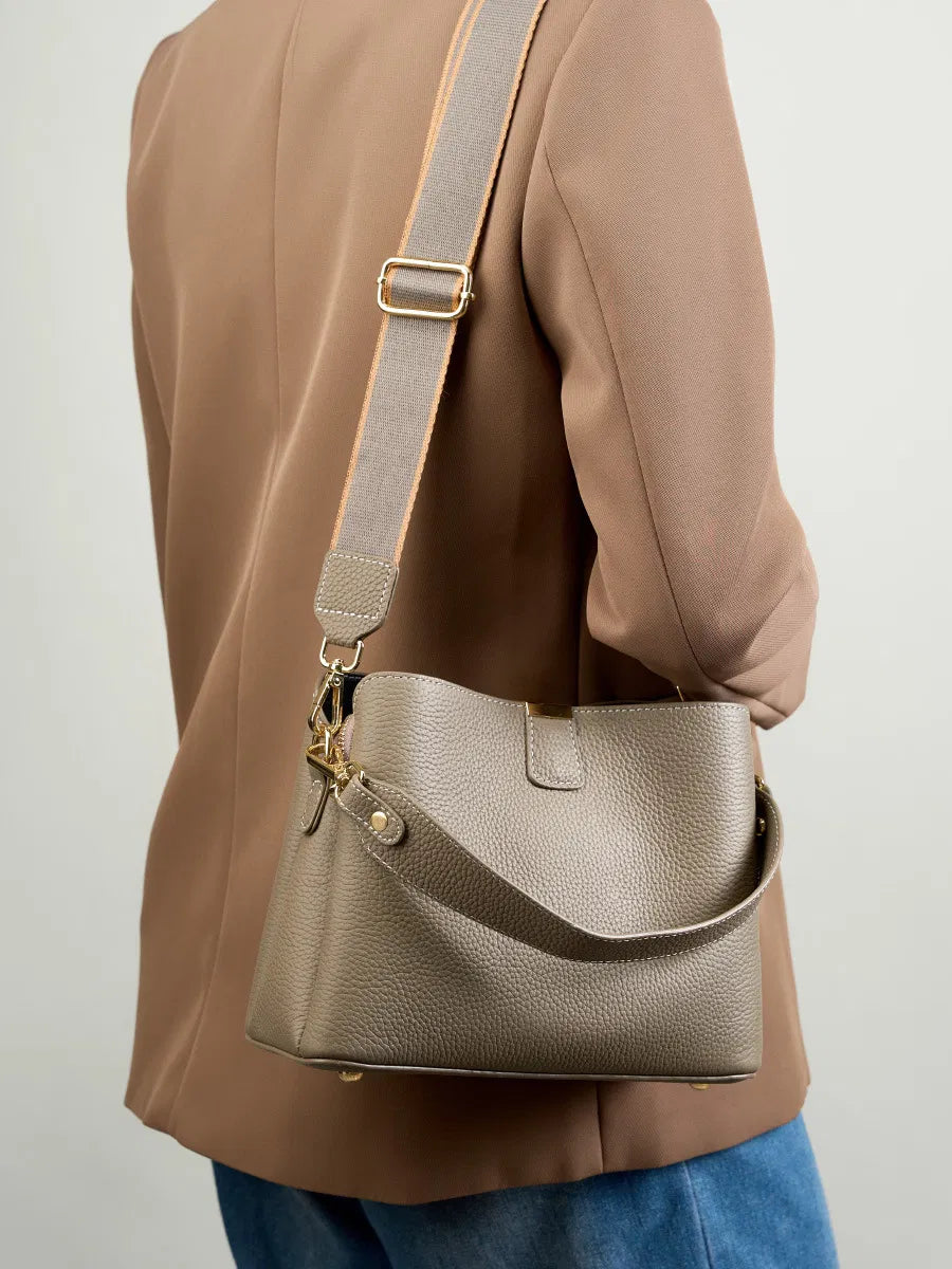 (V7661) New Trendy Large-Capacity Bucket Bag, Simple and Versatile, Made of Genuine Leather, with a Single Shoulder Strap for Carrying.