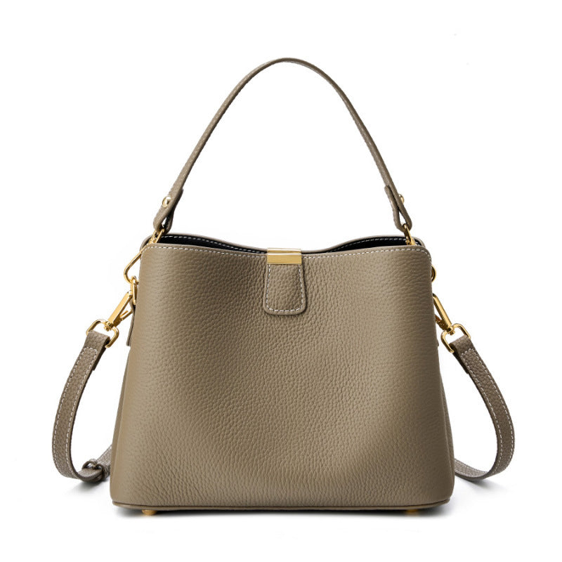 (V7661) New Trendy Large-Capacity Bucket Bag, Simple and Versatile, Made of Genuine Leather, with a Single Shoulder Strap for Carrying.